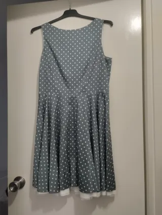 Vestido gris con lunares blancos