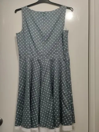 Vestido gris con lunares blancos