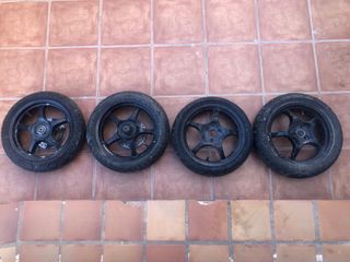 4 Llantas con Cubiertas Moto