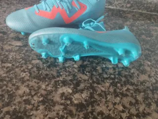 Botas de fútbol azules y naranjas
