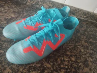 Botas de fútbol azules y naranjas