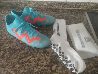 Botas de fútbol azules y naranjas