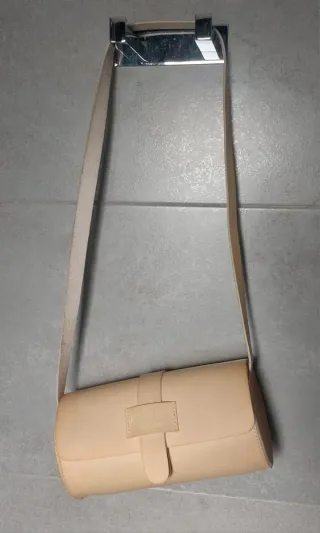 Bolso de cuero beige
19.5 x 10 cm diam