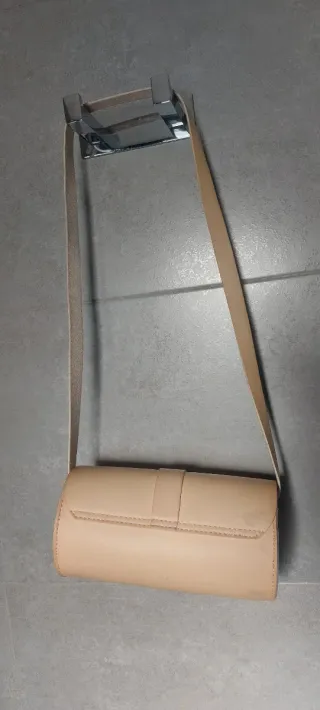 Bolso de cuero beige
19.5 x 10 cm diam