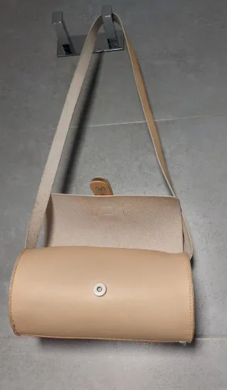 Bolso de cuero beige
19.5 x 10 cm diam