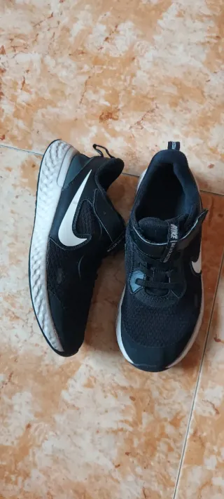 Zapatillas Nike Niños Negras y Blancas. 31.5