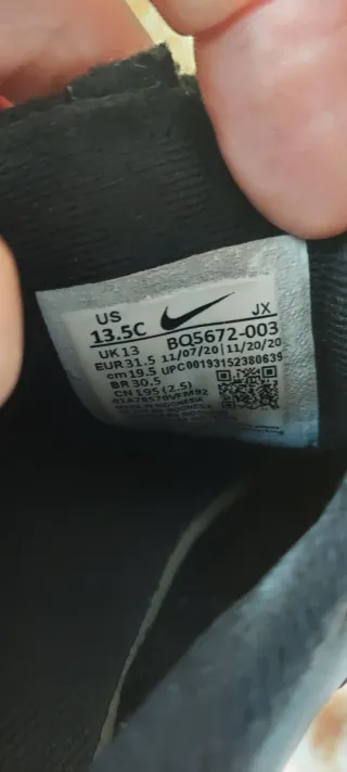 Zapatillas Nike Niños Negras y Blancas. 31.5