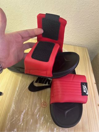 Chanclas Nike Rojas y Negras