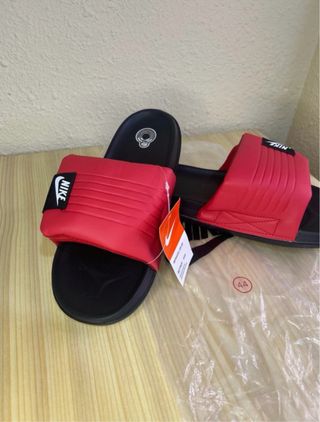 Chanclas Nike Rojas y Negras