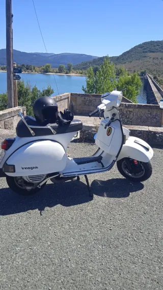 Vespa Clásica Blanca
