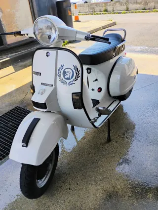 Vespa Clásica Blanca