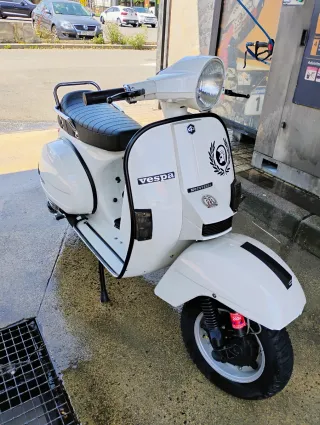 Vespa Clásica Blanca