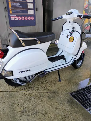 Vespa Clásica Blanca