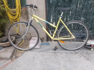 Bicicleta Decathlon Amarilla