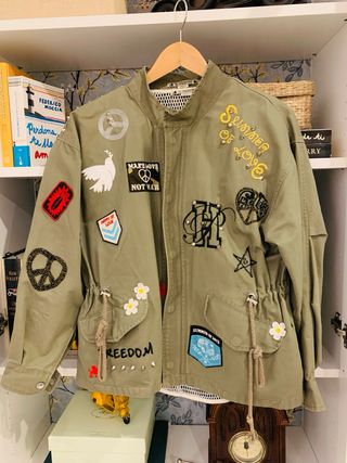 Chaqueta militar verde con parches