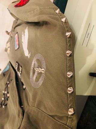 Chaqueta militar verde con parches