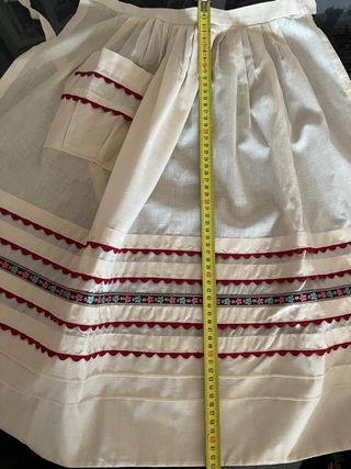 Delantal blanco Baturra con detalles bordados