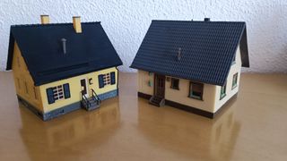 Treni H0. 2 case H0 e lampadine.