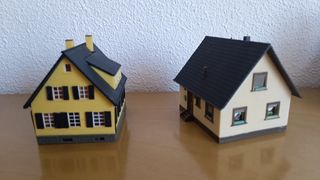 Treni H0. 2 case H0 e lampadine.