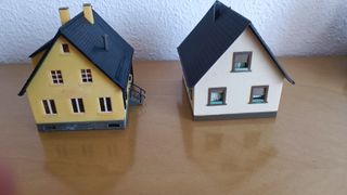 Treni H0. 2 case H0 e lampadine.