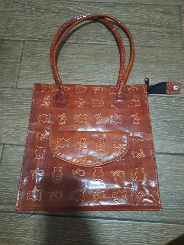 Bolso de piel marrón con estampado de ositos