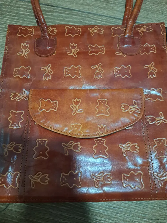 Bolso de piel marrón con estampado de ositos