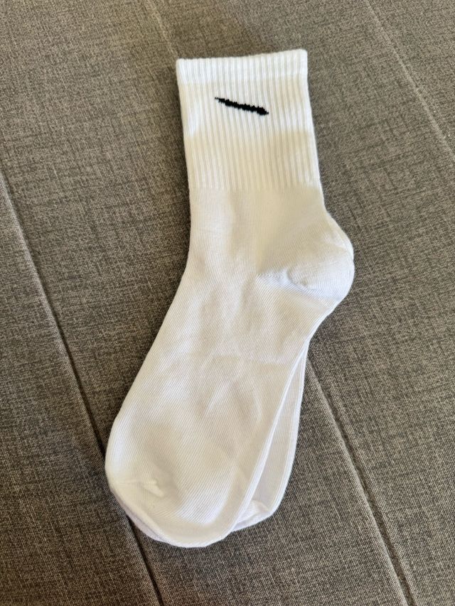 Calcetines deportivos rosa y blanco de algodón.