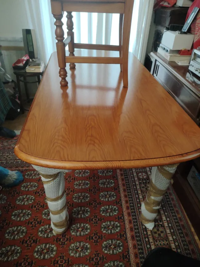 Mesa de madera con 6 sillas