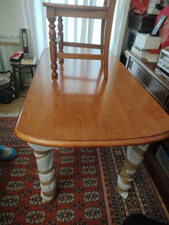 Mesa de madera con 6 sillas