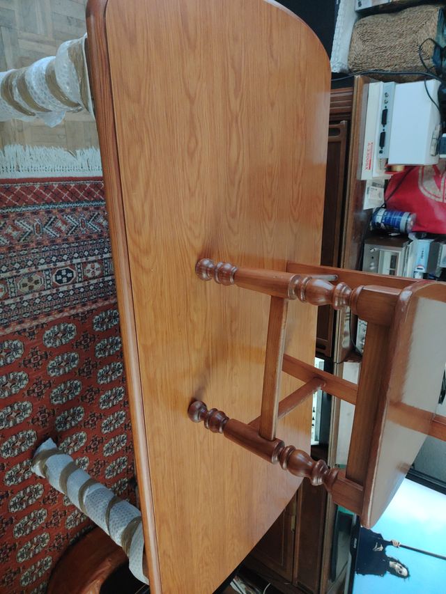 Mesa de madera con 6 sillas