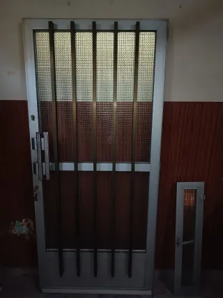 Puerta aluminio diseño moderno