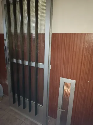 Puerta aluminio diseño moderno