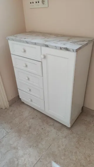 Mueble de madera con encimera de mármol