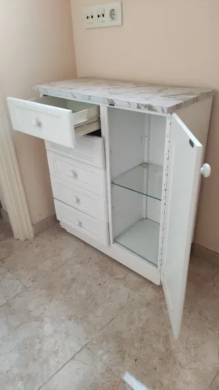 Mueble de madera con encimera de mármol