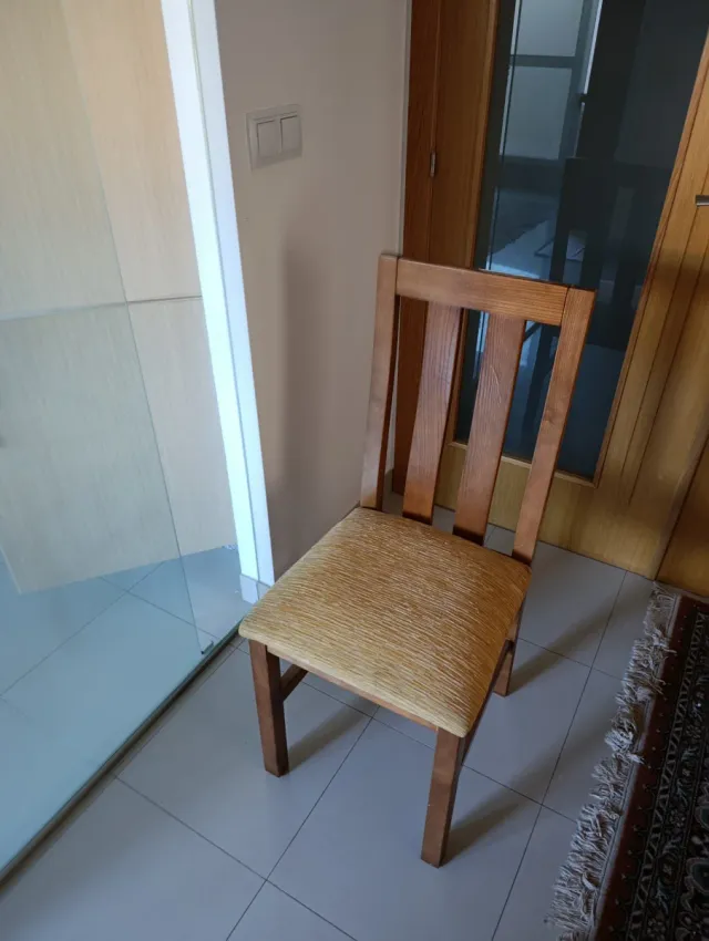 Silla de madera con asiento de tela