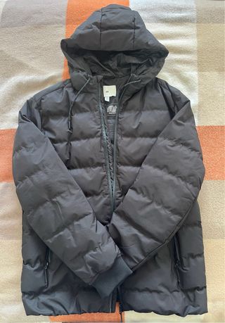 Abrigo H&M Negro con Capucha