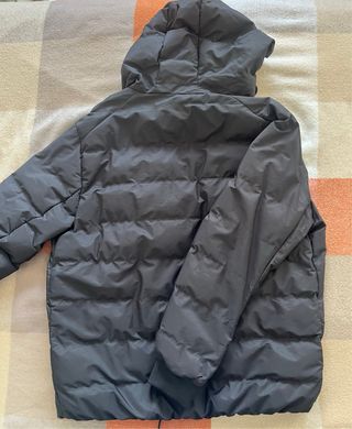 Abrigo H&M Negro con Capucha