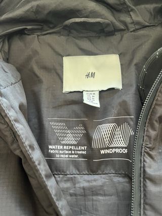 Abrigo H&M Negro con Capucha