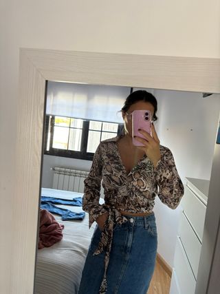 Camisa cruzada estampado serpiente