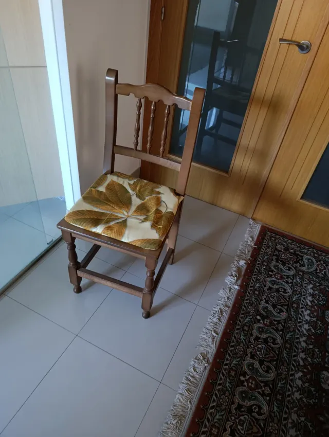 Silla de madera con cojín estampado