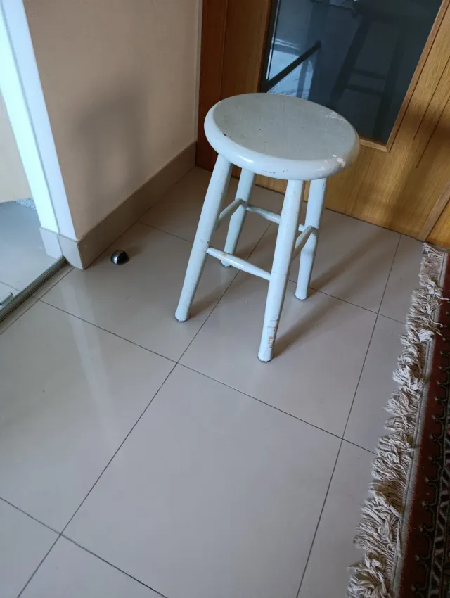 Taburete de madera blanco