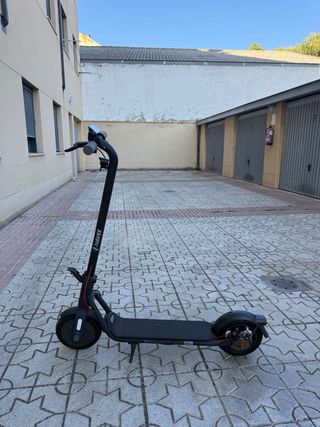 Patinete eléctrico negro