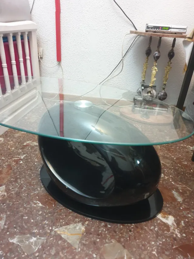 Mesa centro cristal y madera negra medida 110 ×60