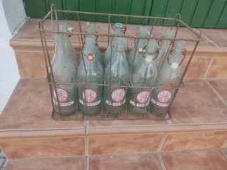 Jaula con 10 botellas antiguas La Soledad