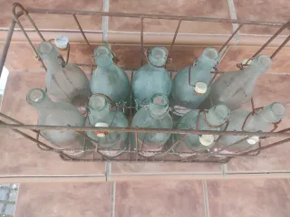 Jaula con 10 botellas antiguas La Soledad