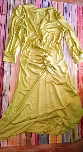 Vestido verde lima largo fruncido