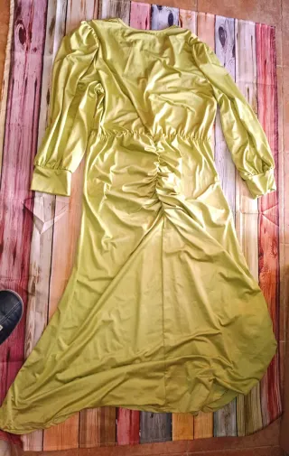 Vestido verde lima largo fruncido