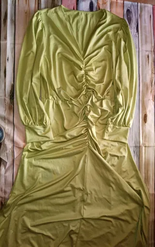 Vestido verde lima largo fruncido