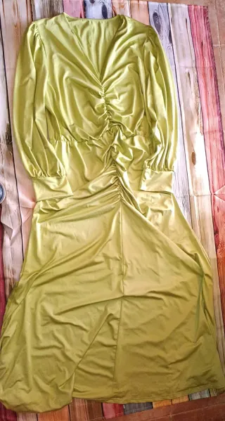 Vestido verde lima largo fruncido