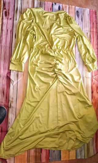 Vestido verde lima largo fruncido